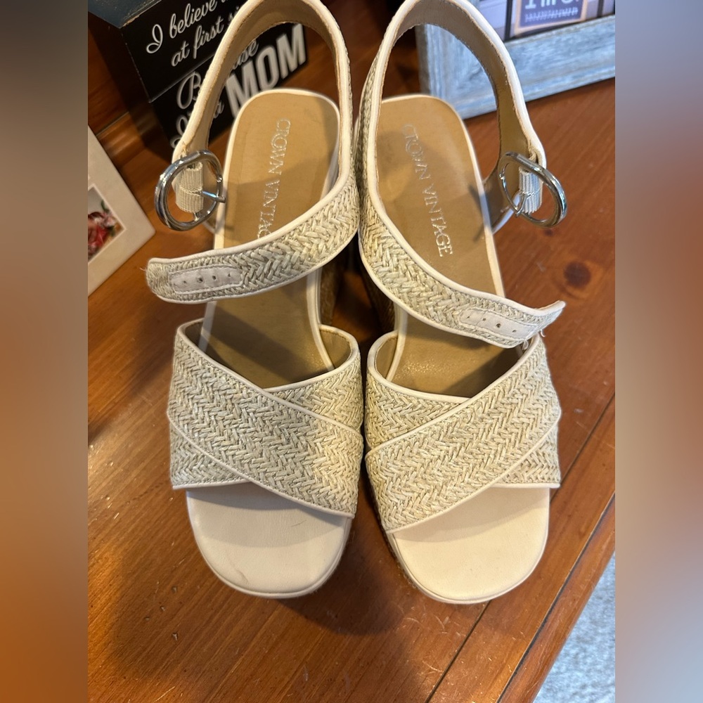 Crown Vintage Beige Woven Sandals. EUC